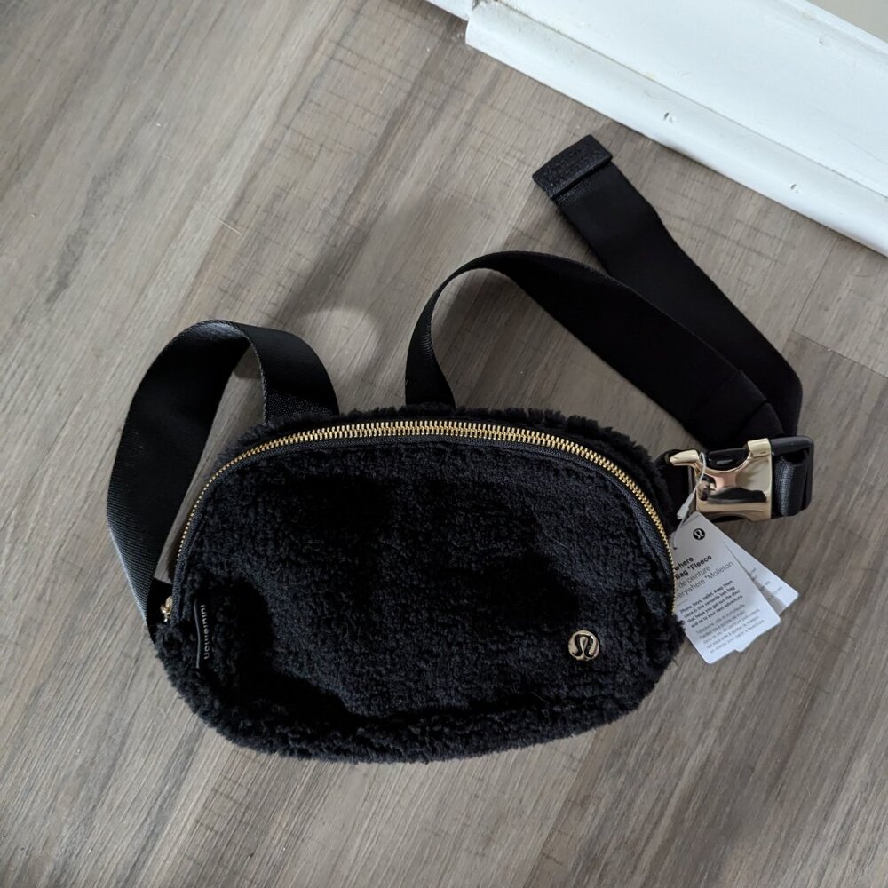 NWT Lululemon Everywhere Belt Bag in Black